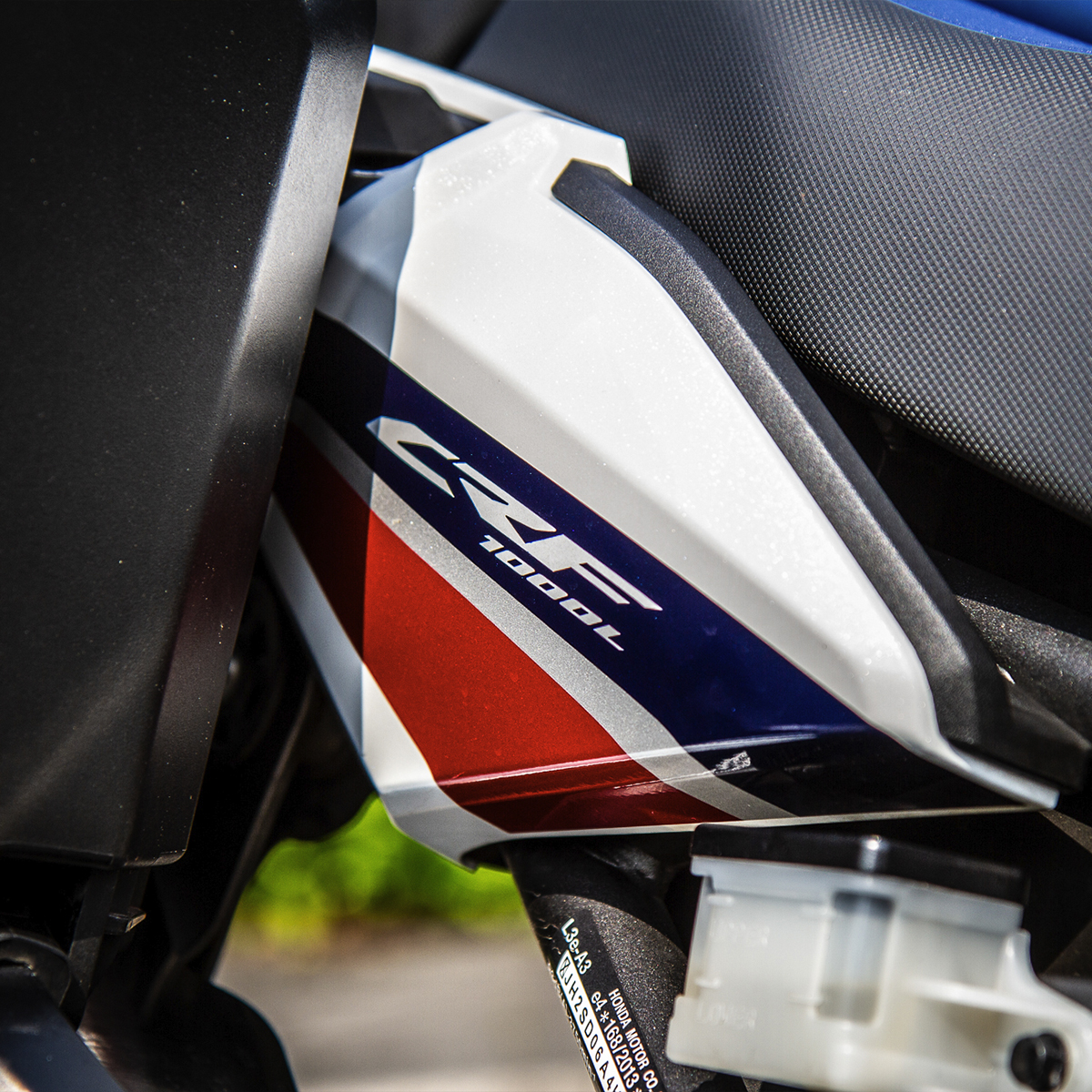 Honda CRF1000L Africa Twin – Tri Colour Paint Scheme Inc Accessories - Image 10